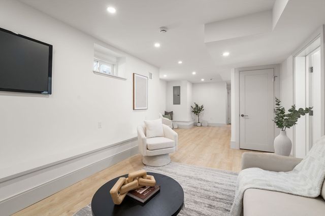 10-12 Clyde Rd 1, Watertown, MA 02472