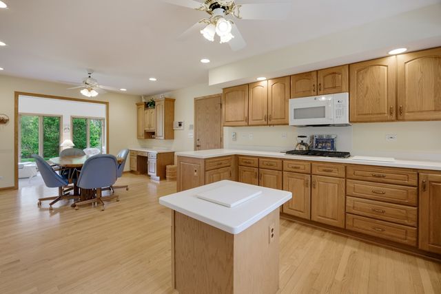 44W664 Oakshire Lane, Hampshire, IL 60140