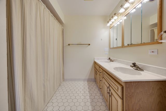 44W664 Oakshire Lane, Hampshire, IL 60140