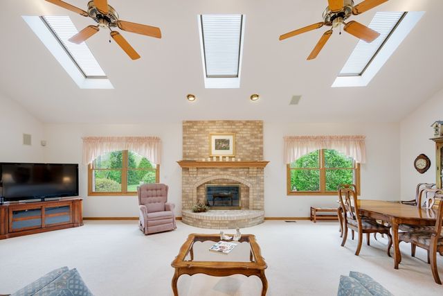 44W664 Oakshire Lane, Hampshire, IL 60140