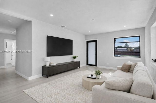 4485 E 8th Ave, Hialeah, FL 33013