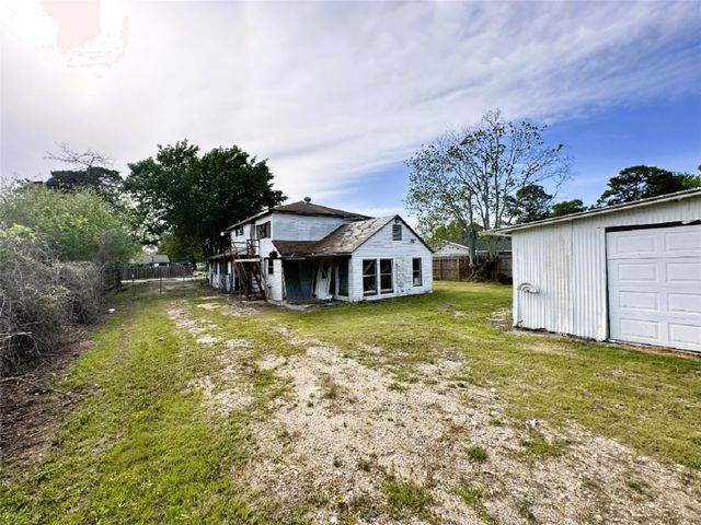 207 S 5th Street, Highlands, TX 77562