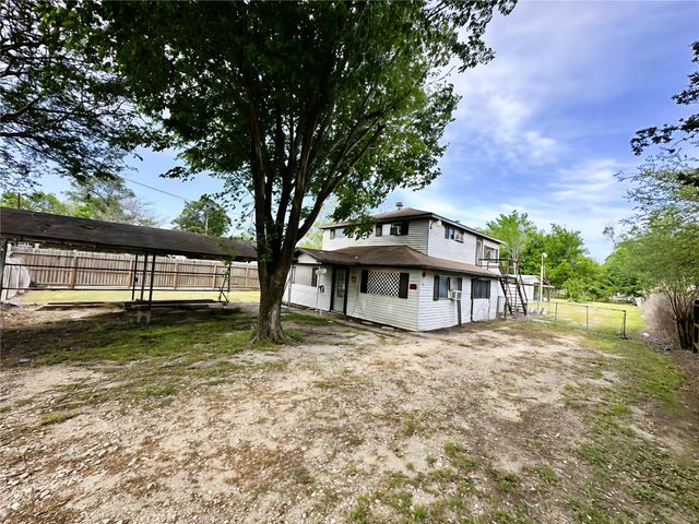 207 S 5th Street, Highlands, TX 77562