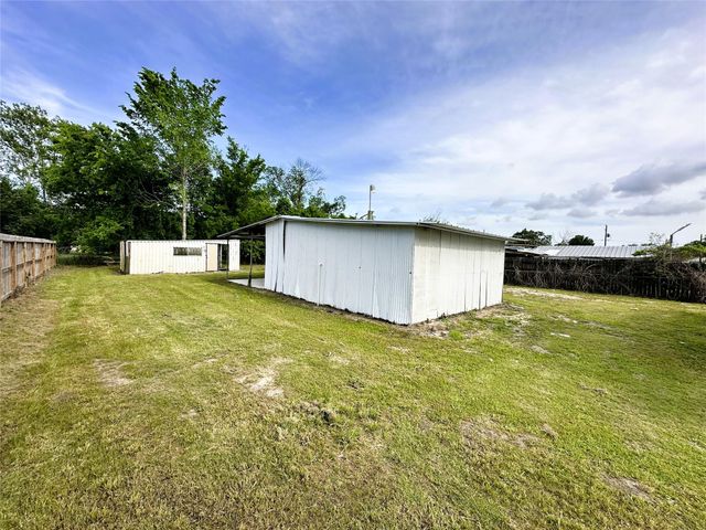 207 S 5th Street, Highlands, TX 77562