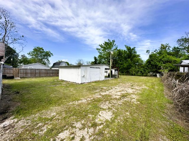 207 S 5th Street, Highlands, TX 77562