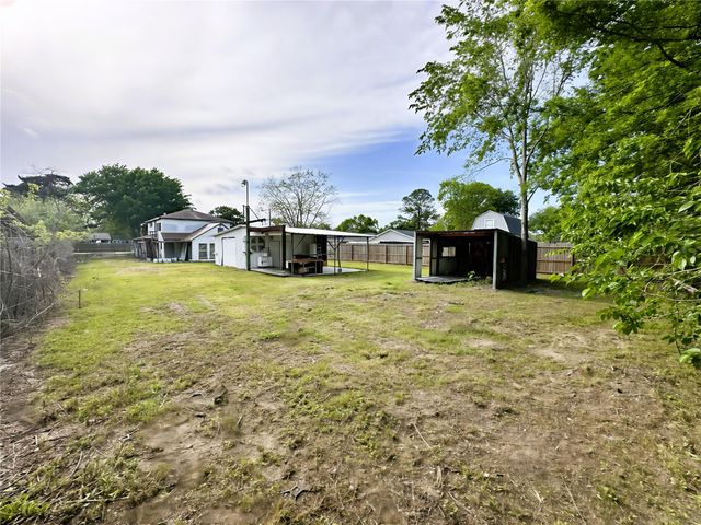 207 S 5th Street, Highlands, TX 77562