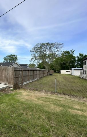 207 S 5th Street, Highlands, TX 77562