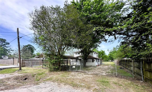 207 S 5th Street, Highlands, TX 77562