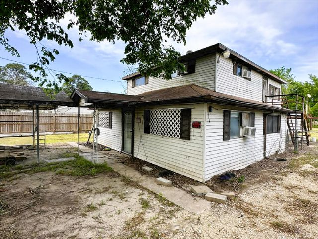 207 S 5th Street, Highlands, TX 77562