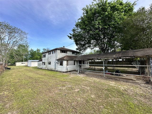 207 S 5th Street, Highlands, TX 77562