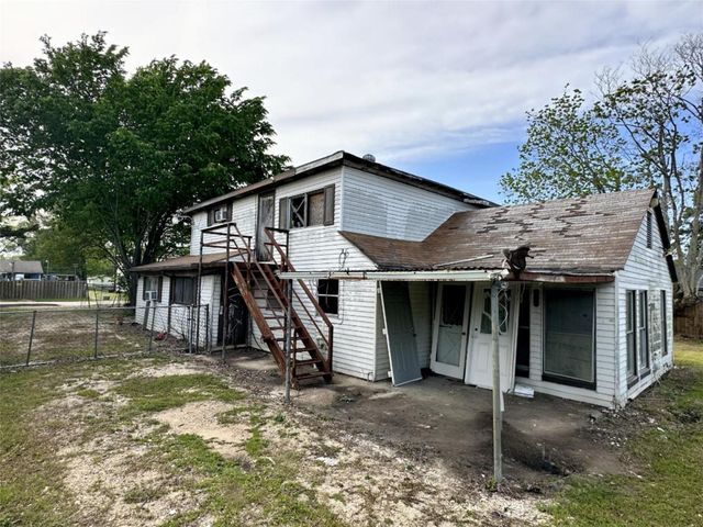 207 S 5th Street, Highlands, TX 77562