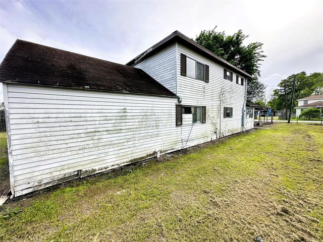 207 S 5th Street, Highlands, TX 77562