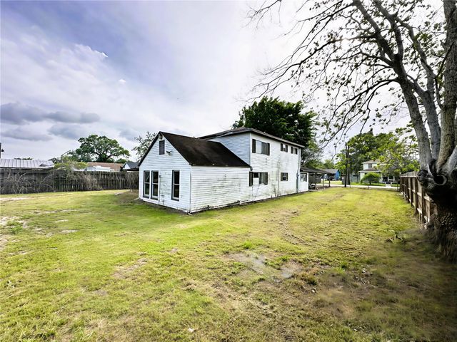 207 S 5th Street, Highlands, TX 77562