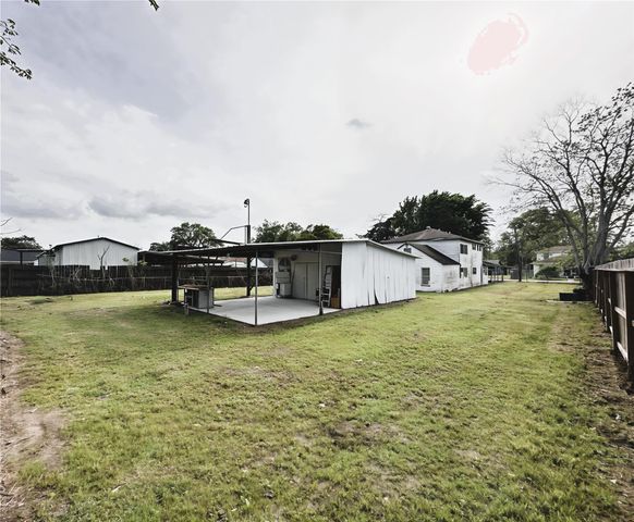 207 S 5th Street, Highlands, TX 77562