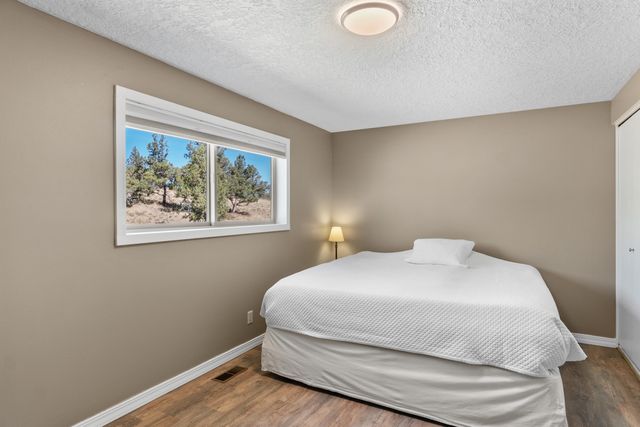 1896 SE Hoffman Drive, Madras, OR 97741