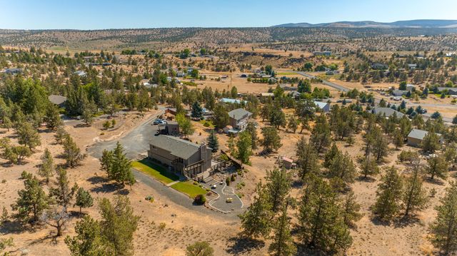 1896 SE Hoffman Drive, Madras, OR 97741