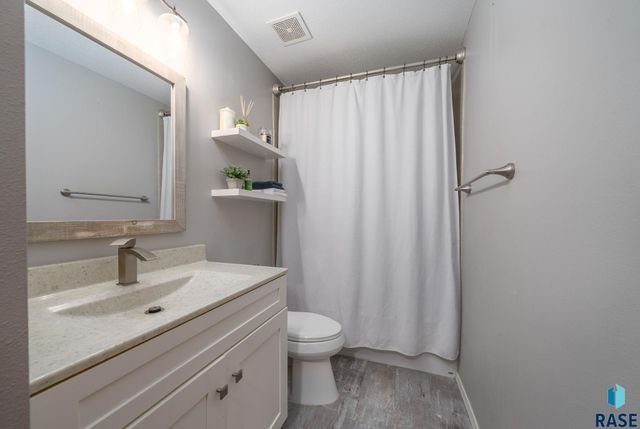 800 N poplar Ave, Tea, SD 57064