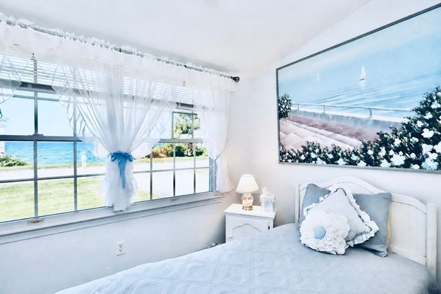 35 Point St, Fairhaven, MA 02719