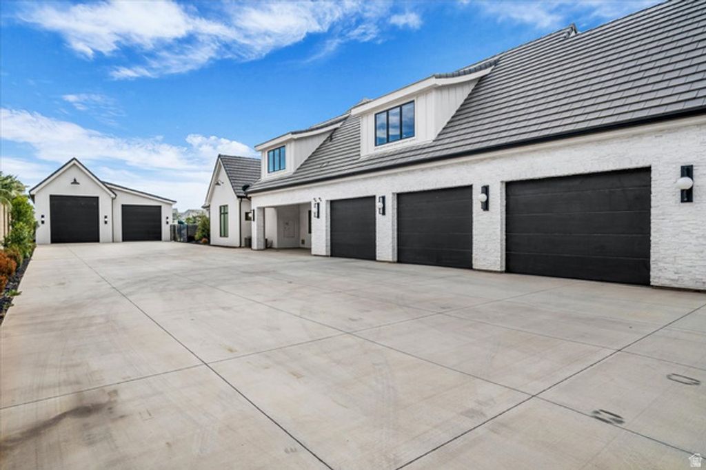 Image 2 of property listing at 2204 E 3770 S, St. George, UT 84790