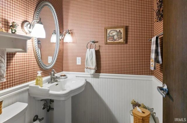 915 Edgehill Lane, Anderson, IN 46012