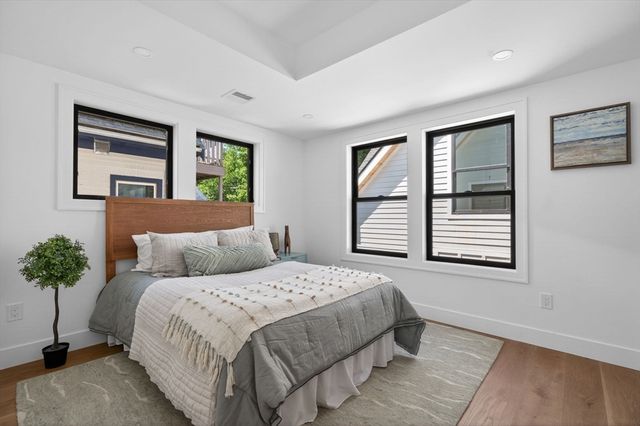 37 Kingston St B, Somerville, MA 02144
