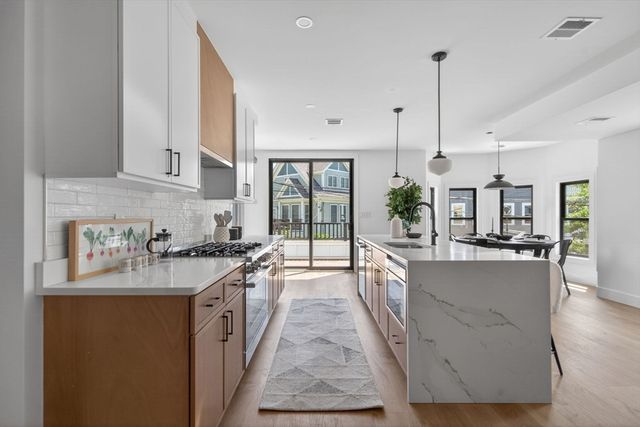 37 Kingston St B, Somerville, MA 02144