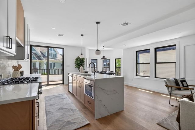 37 Kingston St B, Somerville, MA 02144