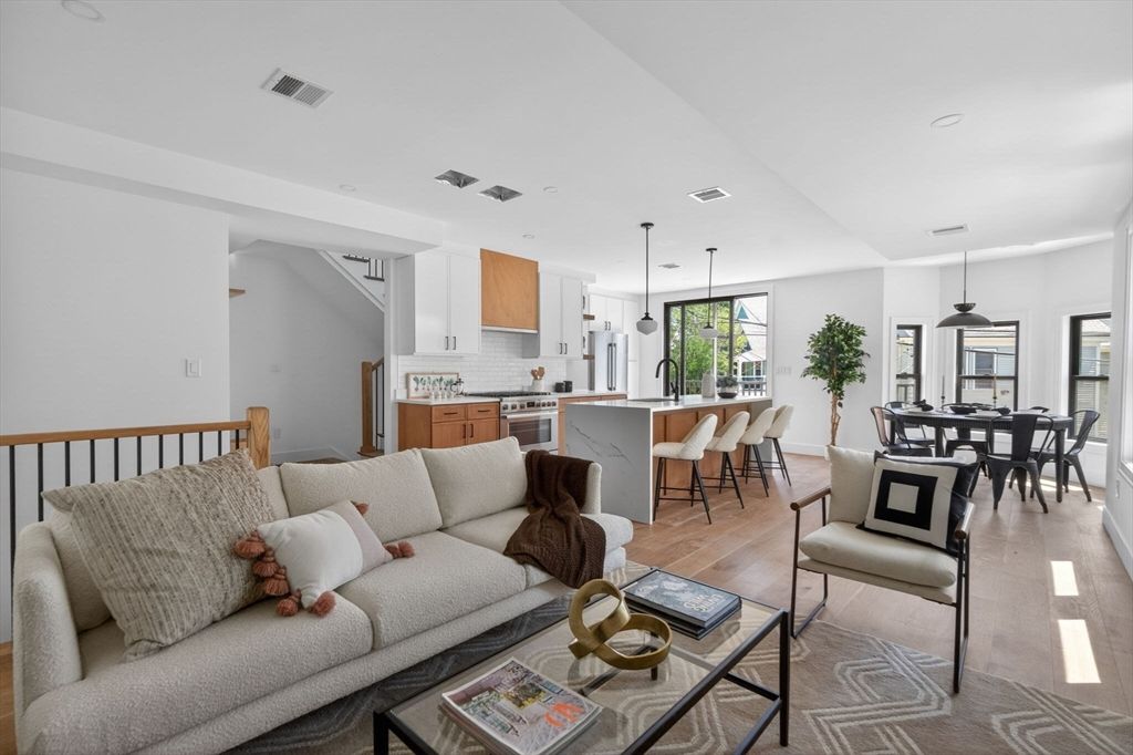 37 Kingston St B, Somerville, MA 02144