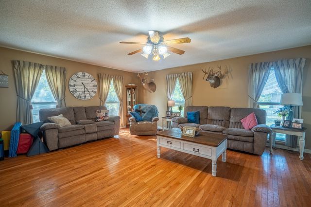 34 Morris Rd, Leoma, TN 38468