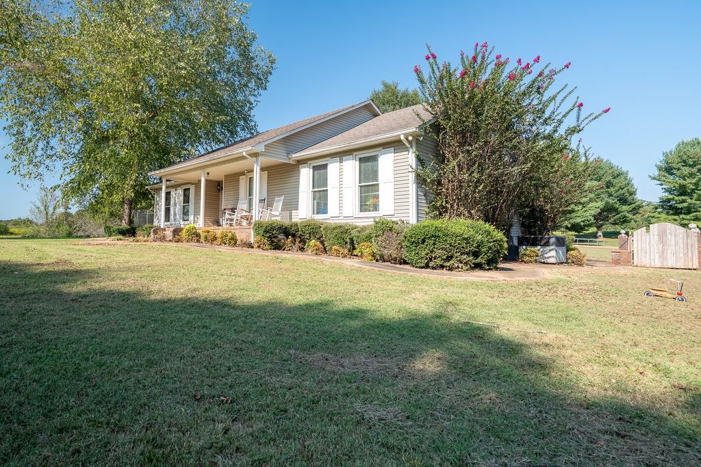 34 Morris Rd, Leoma, TN 38468