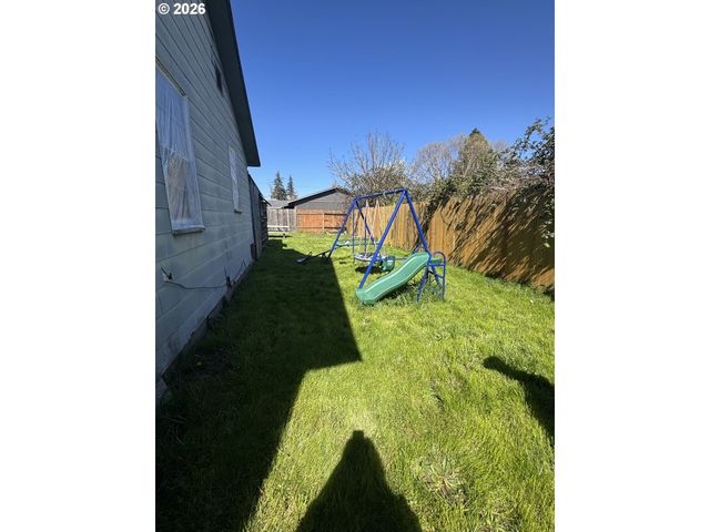 210 6th St, Amity, OR 97101