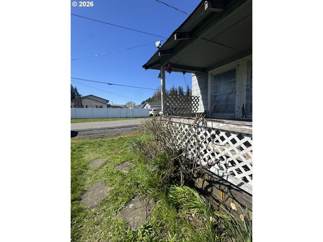 210 6th St, Amity, OR 97101