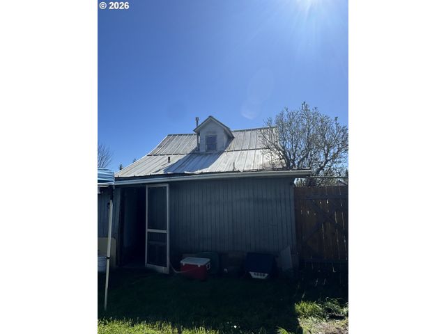 210 6th St, Amity, OR 97101