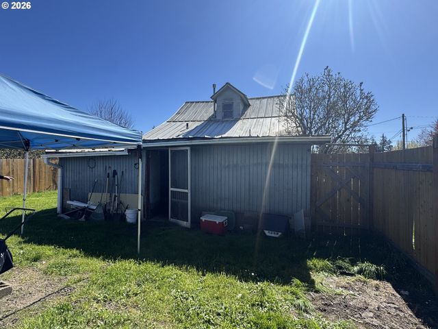 210 6th St, Amity, OR 97101