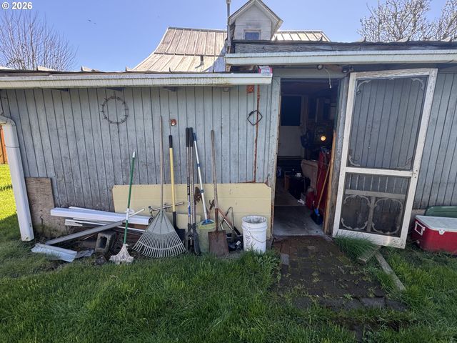 210 6th St, Amity, OR 97101