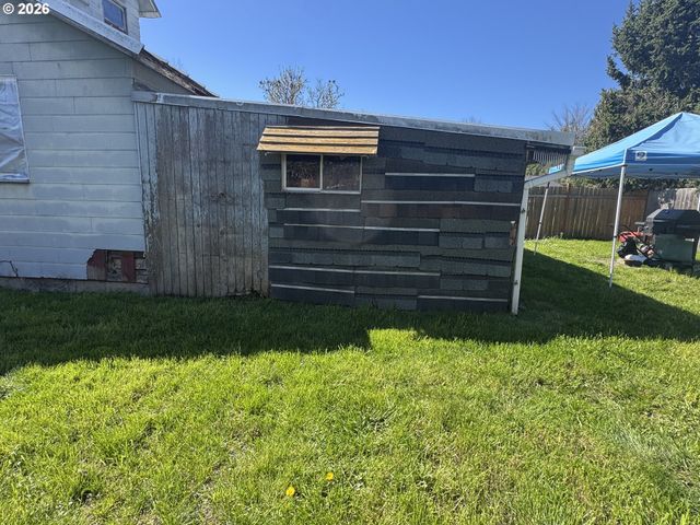 210 6th St, Amity, OR 97101