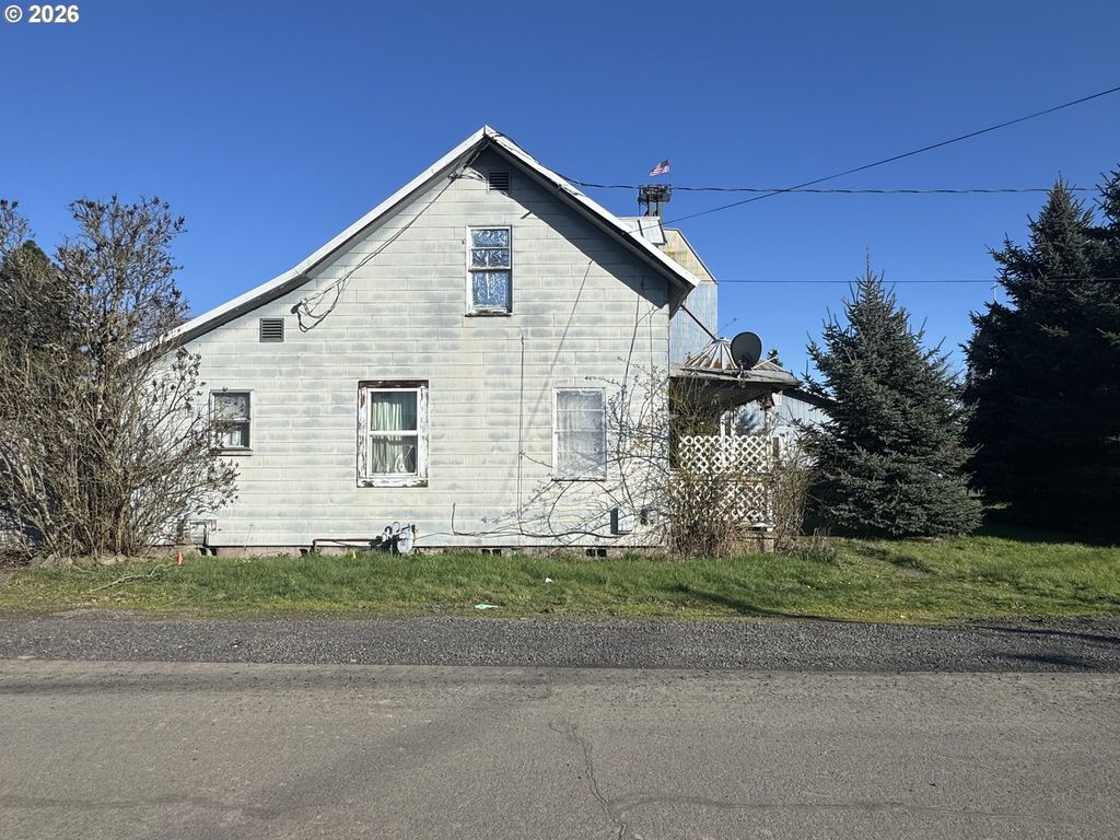 210 6th St, Amity, OR 97101