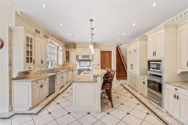 3 Valentine Farm Court, Old Brookville, NY 11545