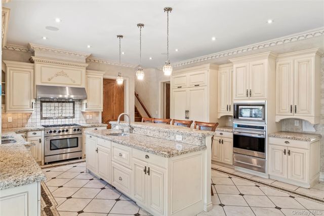 3 Valentine Farm Court, Old Brookville, NY 11545