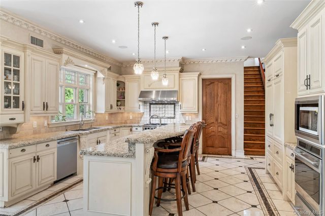 3 Valentine Farm Court, Old Brookville, NY 11545