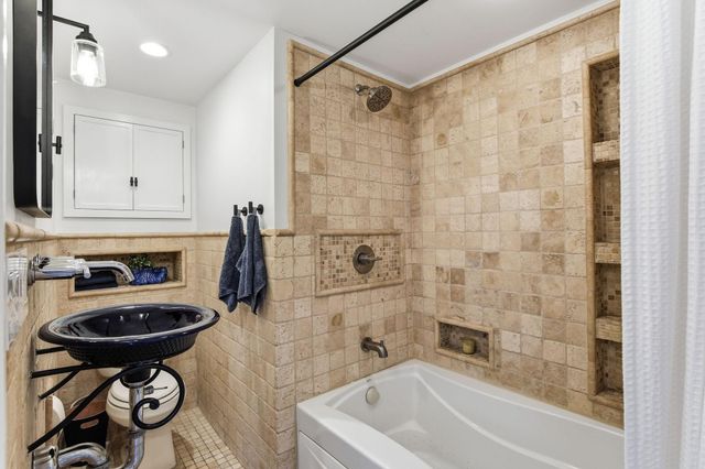 2199 Pinehurst Avenue, Saint Paul, MN 55116