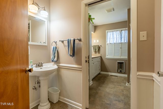 196 Northeast Crestview Drive, Abingdon, VA 24210