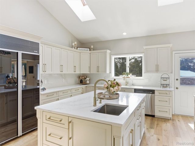 4227 Newcastle Drive, Orion Charter Township, MI 48348
