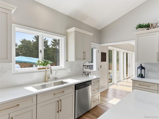 4227 Newcastle Drive, Orion Charter Township, MI 48348