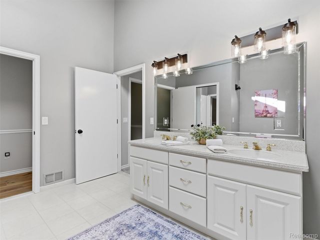 4227 Newcastle Drive, Orion Charter Township, MI 48348