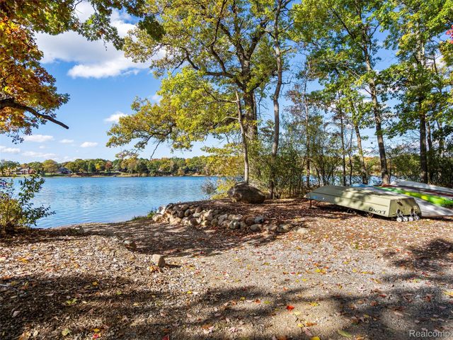 4227 Newcastle Drive, Orion Charter Township, MI 48348