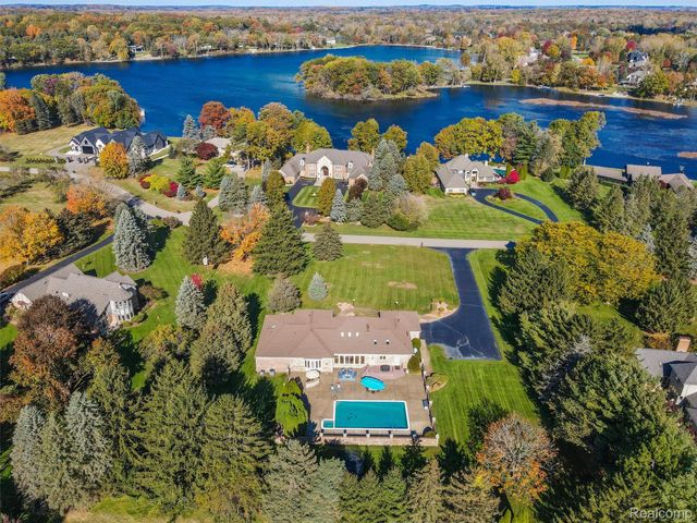 4227 Newcastle Drive, Orion Charter Township, MI 48348