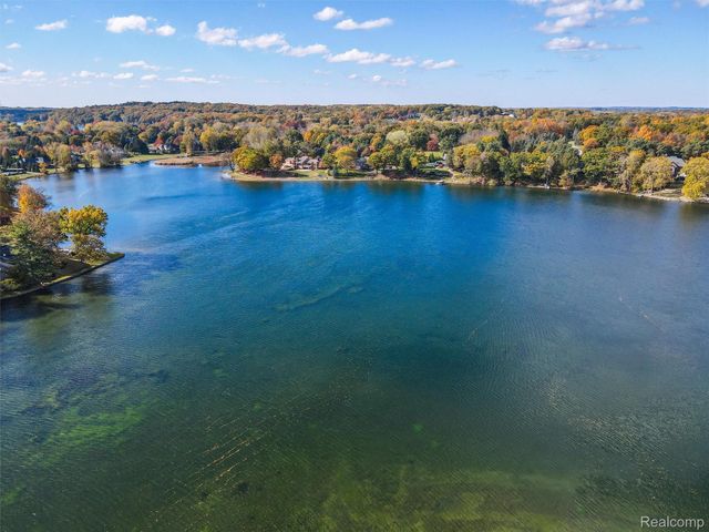 4227 Newcastle Drive, Orion Charter Township, MI 48348