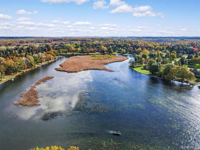 4227 Newcastle Drive, Orion Charter Township, MI 48348