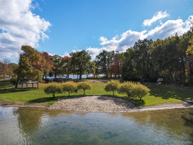 4227 Newcastle Drive, Orion Charter Township, MI 48348